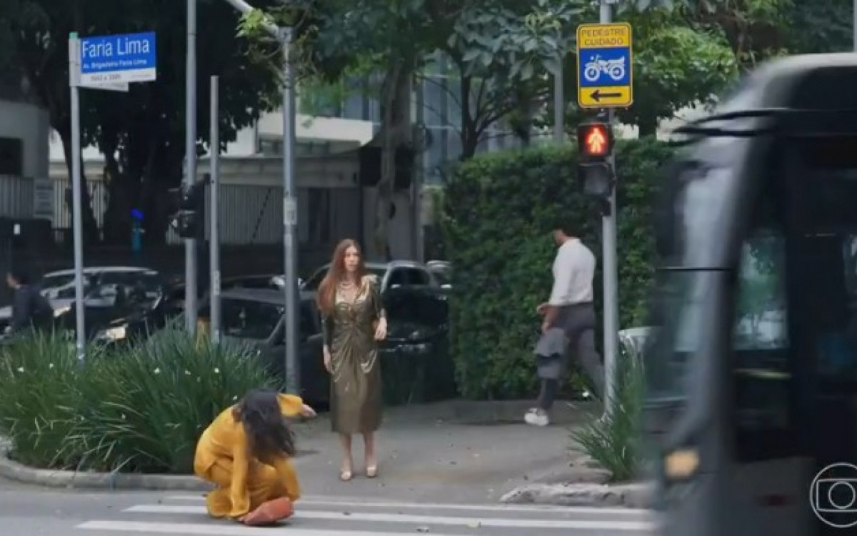 Arminda empurra Zenilda em avenida movimentada de São Paulo - Reprodução/Globo