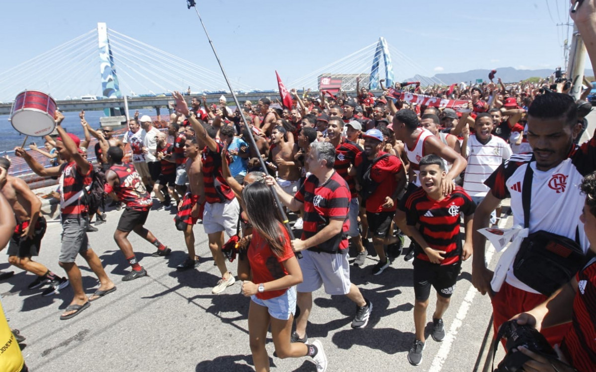 Torcedores do Flamengo fizeram mais um 'AeroFla' antes do embarque para o Intercontinental
