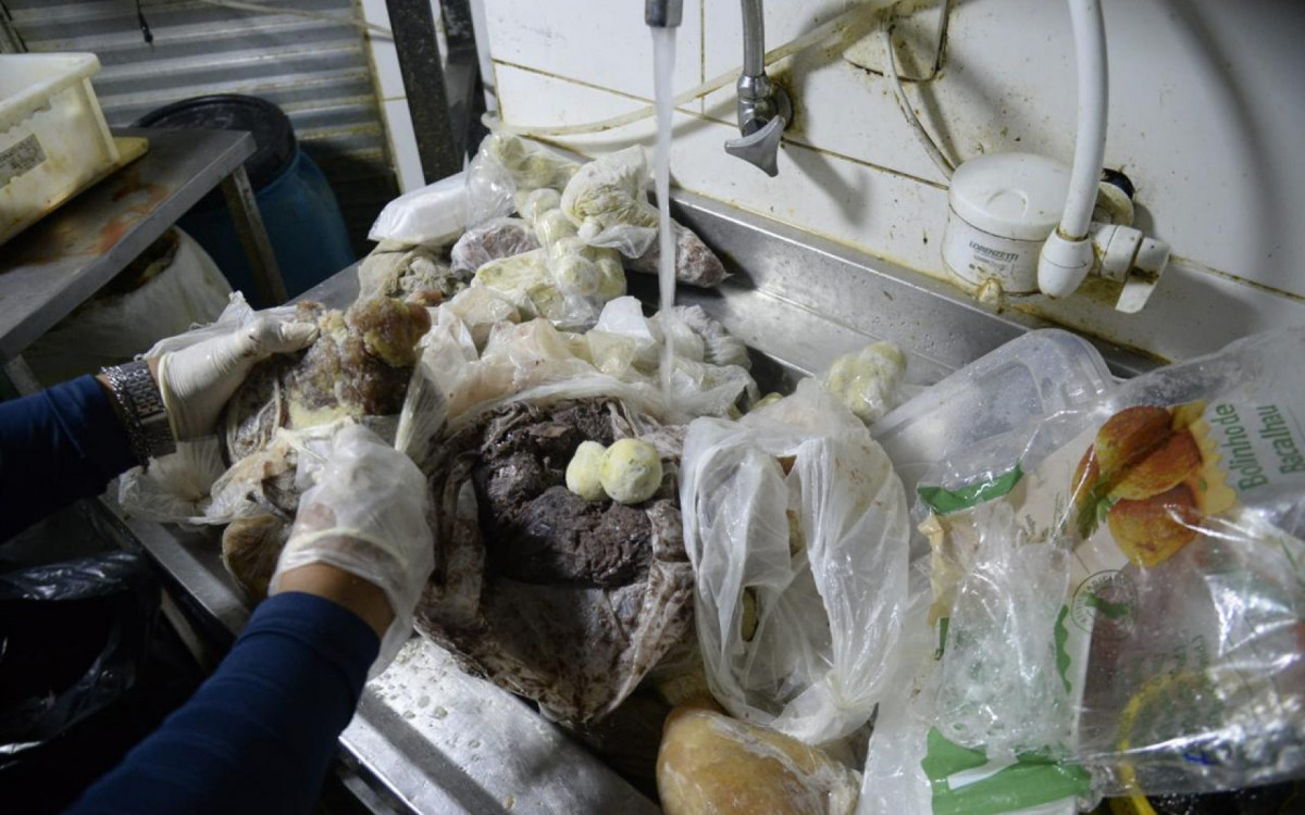 Aproximadamente 430 kg de alimentos em má conservação foram descartados