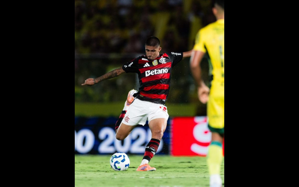 Momento em que Guilherme Gomes chuta para fazer um gola&ccedil;o pelo Flamengo sobre o Mirassol