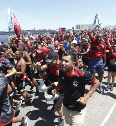 Com apoio da torcida, Flamengo embarca rumo a Copa Intercontinental