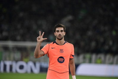 Antony marca, mas Barcelona vira e vence o Betis em jogo de oito gols no Espanhol