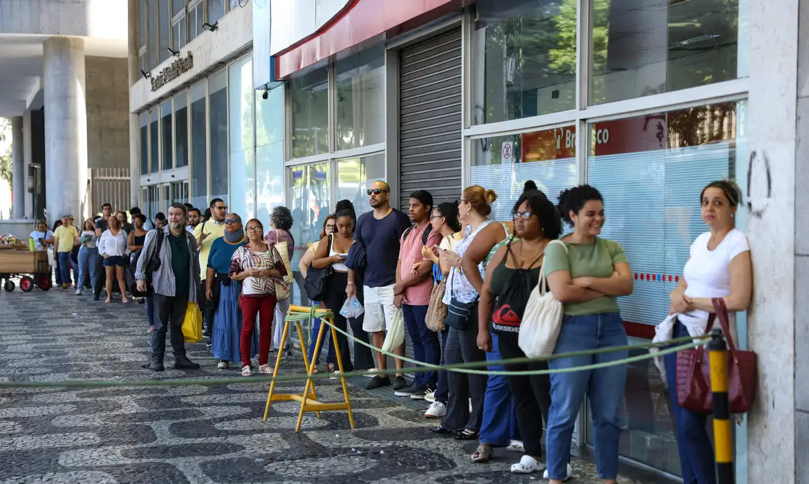CNU 2025: Mais de 42 mil candidatos fazem provas discursivas neste domingo