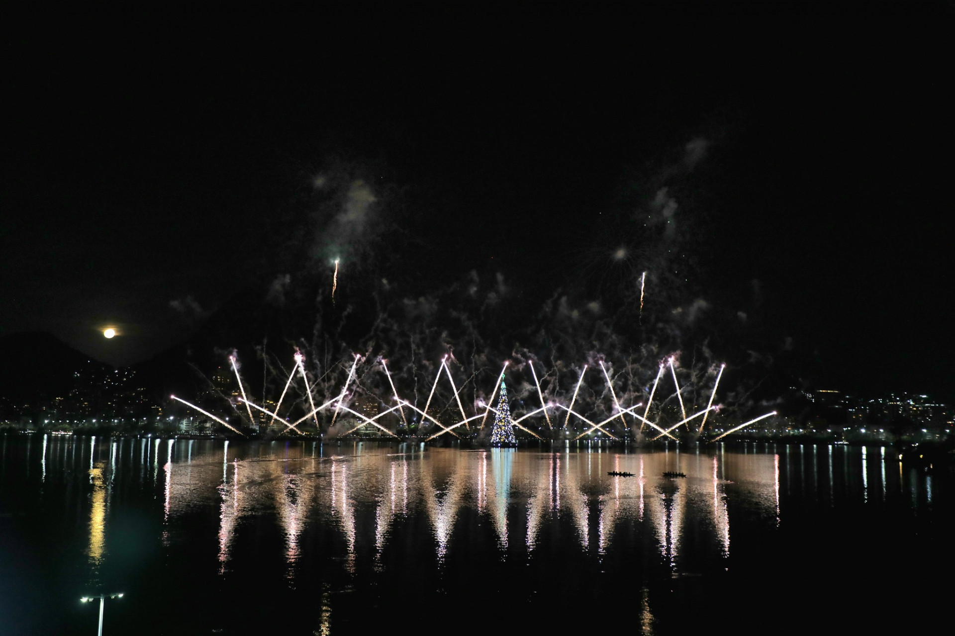 Árvore de Natal da Lagoa Rodrigo de Freitas retorna ao Rio após cinco anos
 - Divulgação/Prefeitura Rio