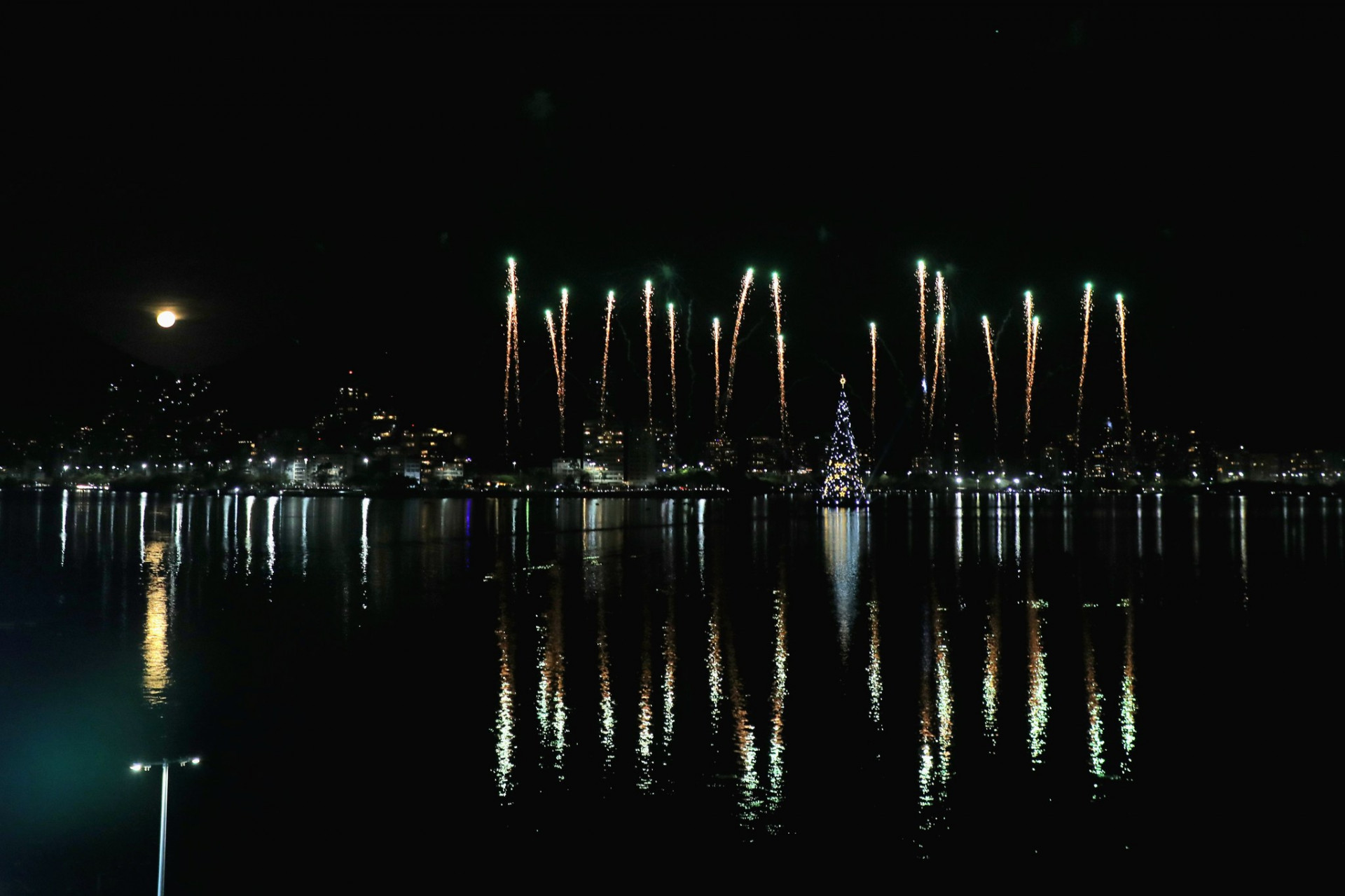 Árvore de Natal da Lagoa Rodrigo de Freitas retorna ao Rio após cinco anos
 - Divulgação/Prefeitura Rio