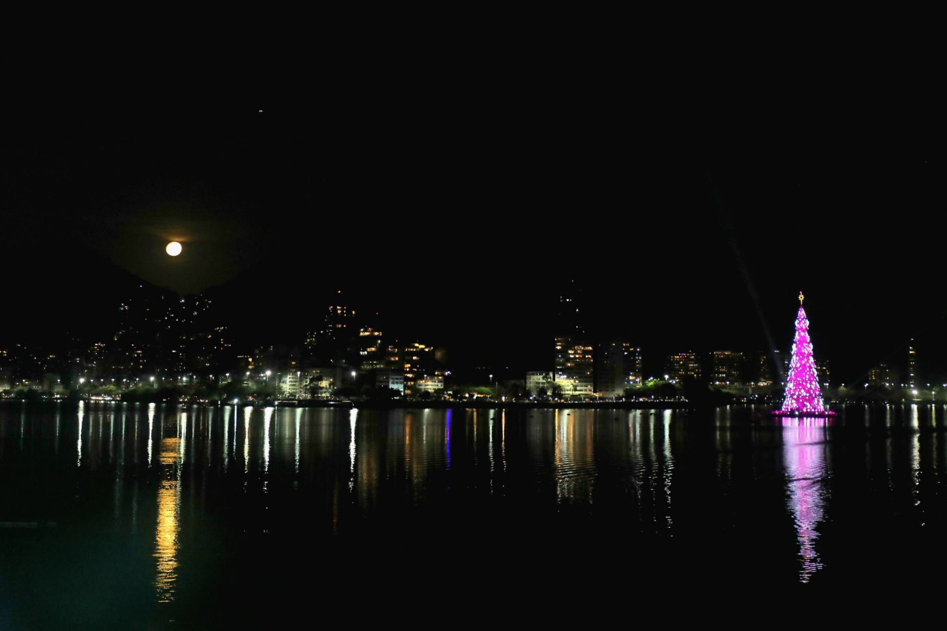 Árvore de Natal da Lagoa Rodrigo de Freitas retorna ao Rio após cinco anos
 - Divulgação/Prefeitura Rio