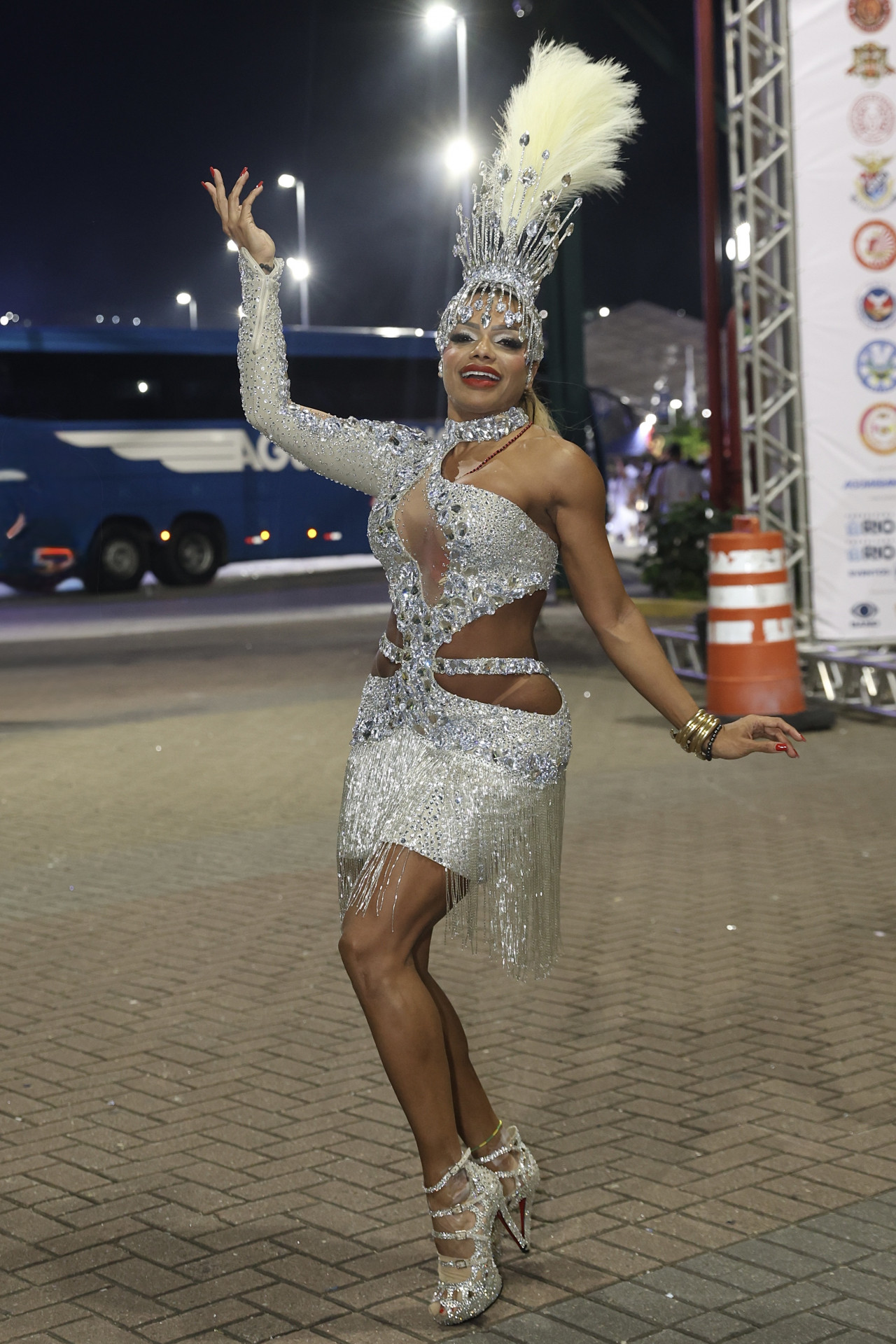 Quitéria Chagas aposta em fantasia prata para o esquenta do Império Serrano - Roberto Filho / Brazil News