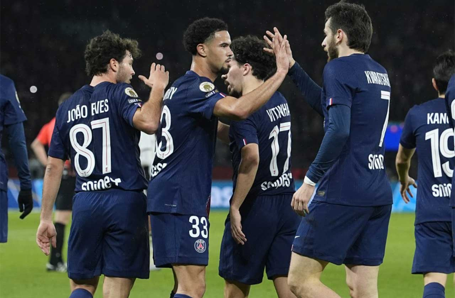 Em jogo com belos gols, PSG arrasa o Rennes e cola no líder do Francês