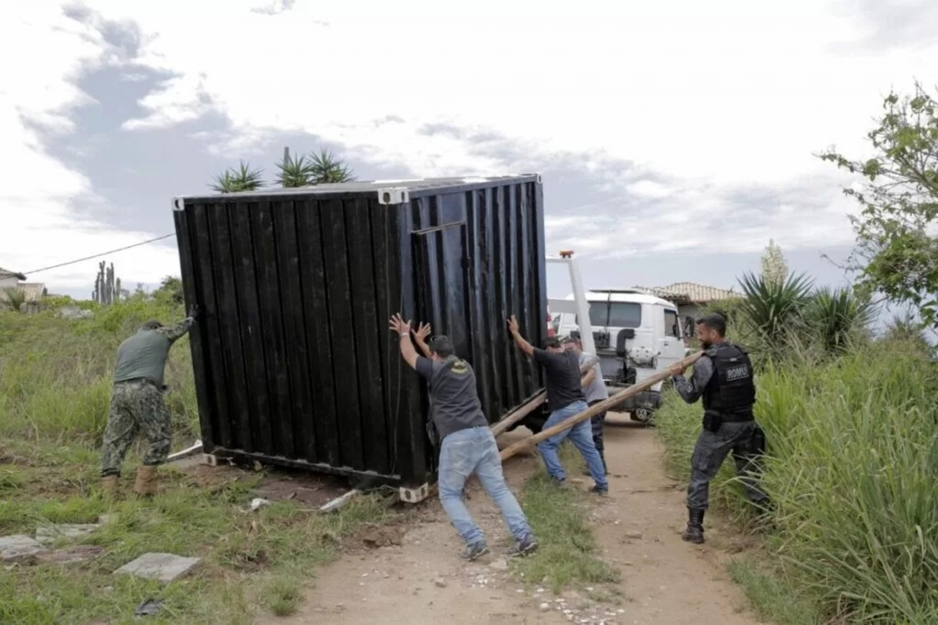 Desocupação de uma área pública no Morro do Marisco - Ascom