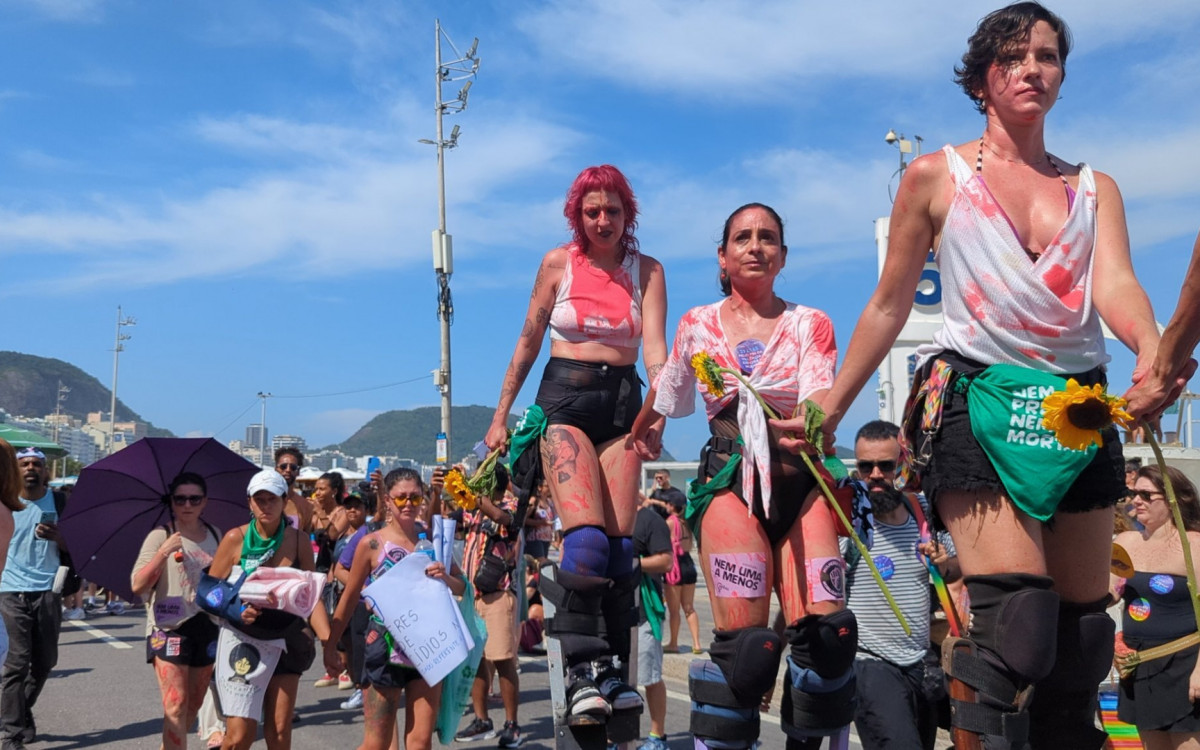 Mulheres fazem ato contra o feminicídio na Praia de Copacabana na tarde deste domingo (7)