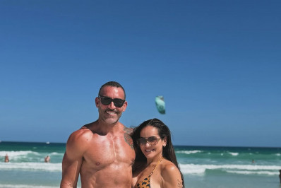 Apresentadora do SBT, Isabele Benito curte praia com namorado