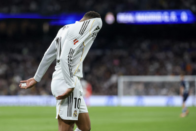 Real Madrid tem dois expulsos, perde e vê Barcelona disparar no Espanhol