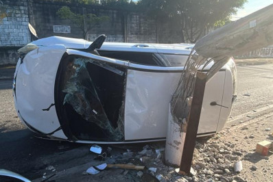 Carro atinge poste e mulher fica ferida em Tomás Coelho 