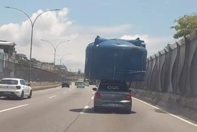 Vídeo: carro é flagrado transportando caixa d’água enorme pela Linha Amarela