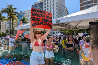 Mulheres fazem ato na Praia de Copacabana contra o feminicídio: 'Nossa vida importa'