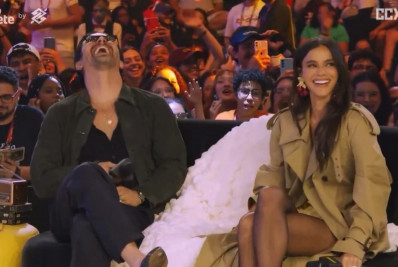 Bruna Marquezine faz pedido ousado para Rômulo Estrela em evento: 'Tira a camisa' 