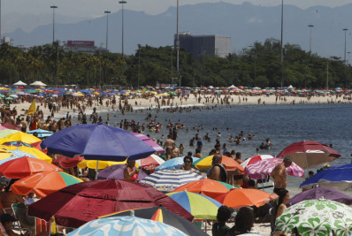 Cariocas aproveitam domingo ensolarado na Praia do Flamengo