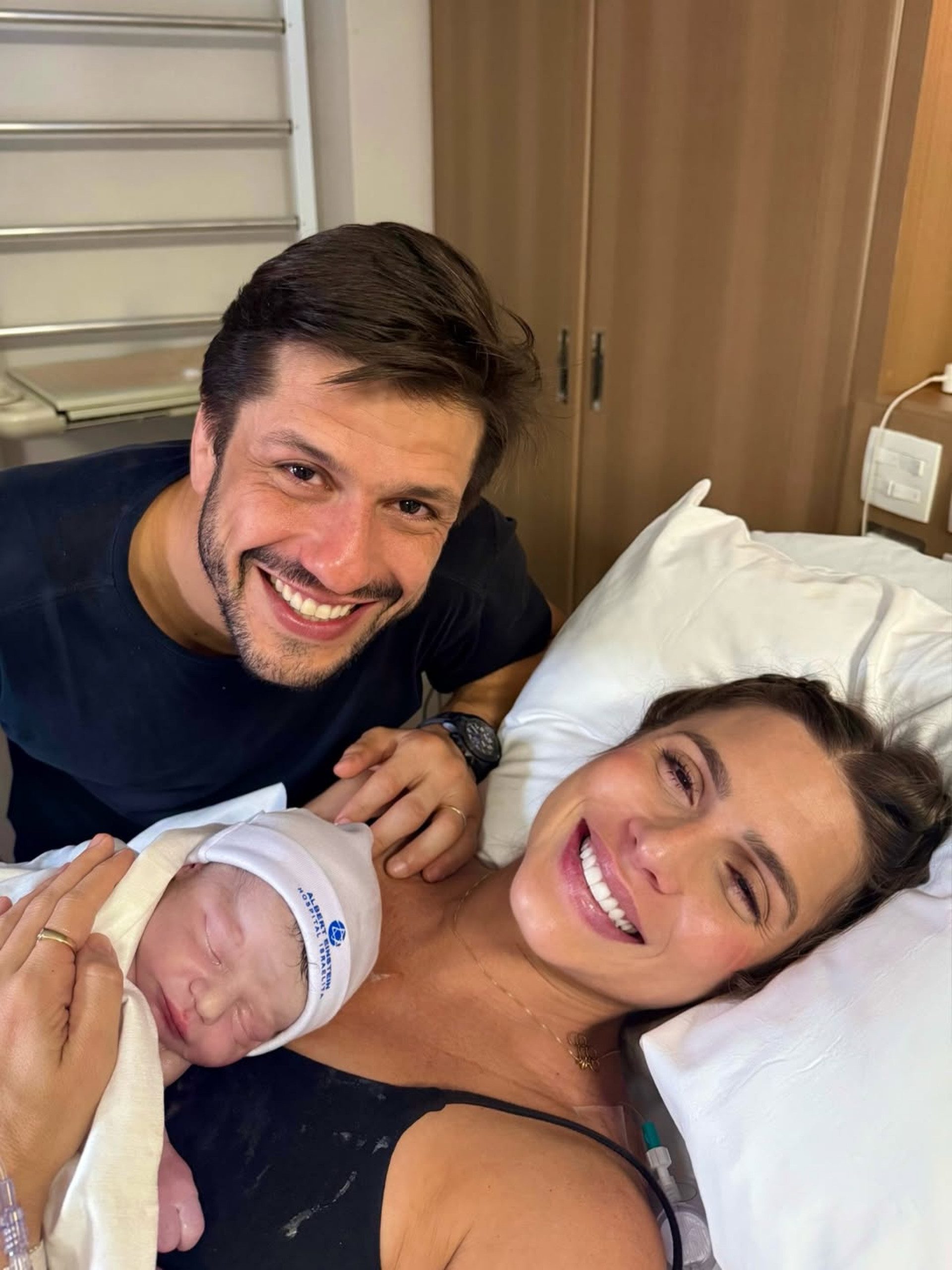 Bia Feres abriu o carrossel de fotos com um registro do filho, Ricardo, e do marido, Maurício Netto - Reprodução / Instagram