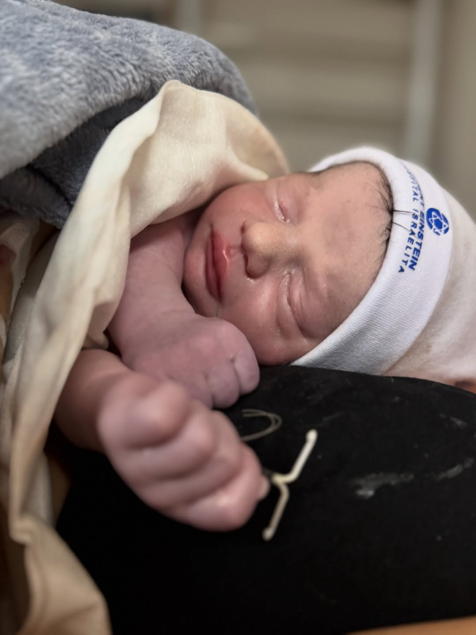 Bia Feres chamou a atenção ao publicar uma foto do pequeno segurando o DIU - Reprodução / Instagram