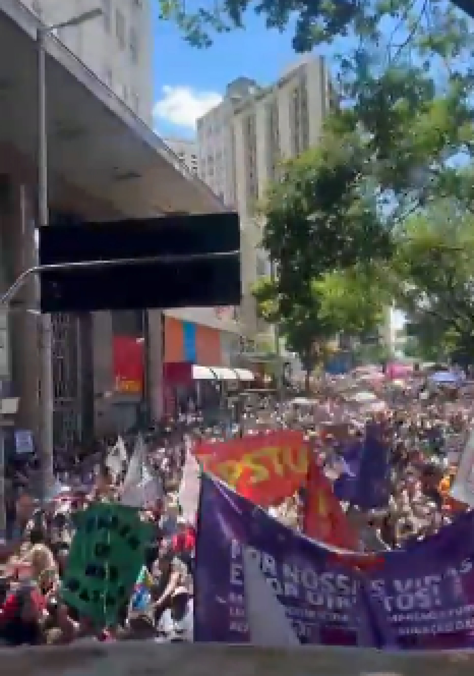 Em BH, manifestantes saíram às ruas por volta das 11h, na Praça Raul Soares, no Centro da capital mineira - Reprodução / Redes sociais