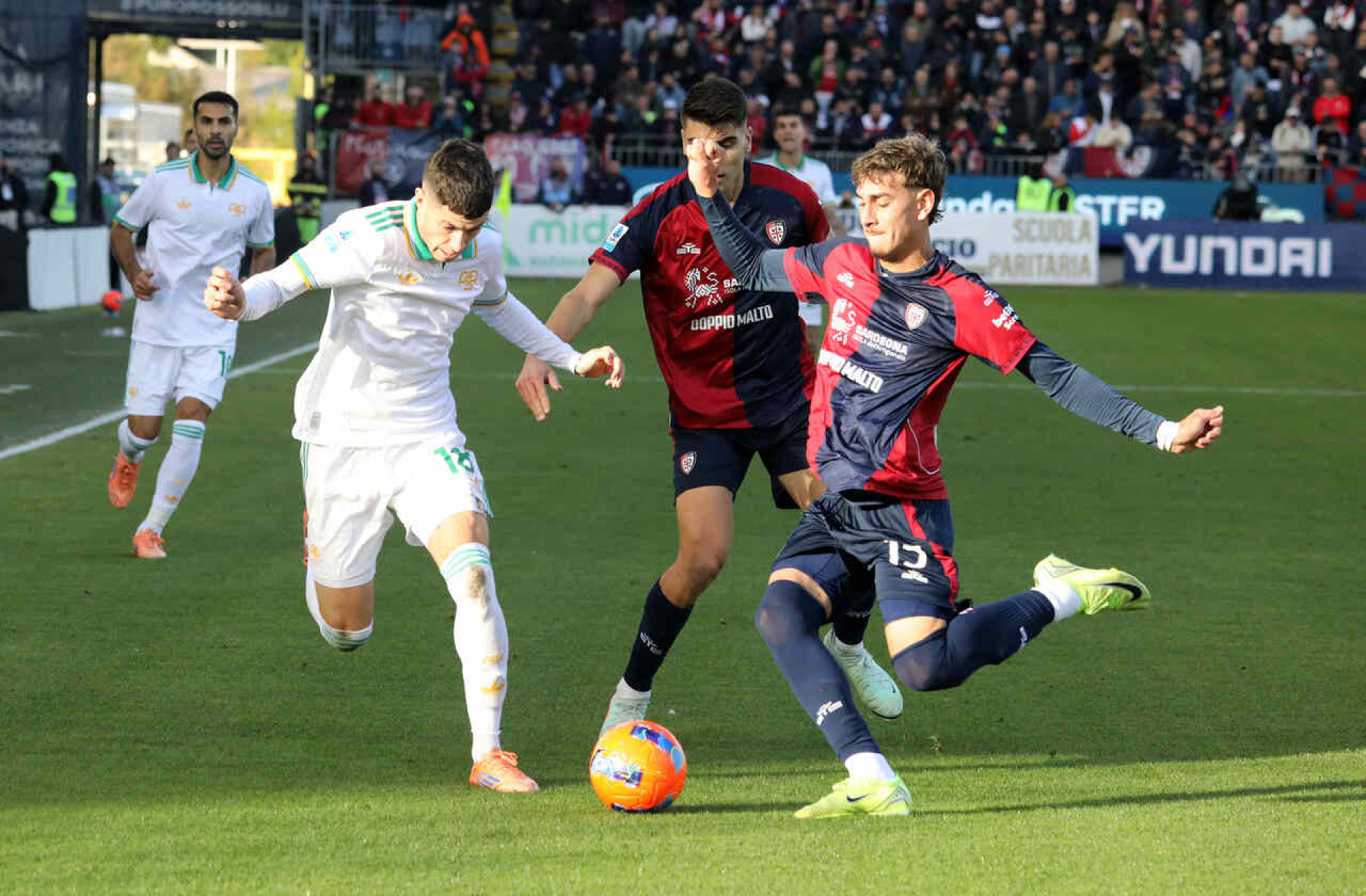 Cagliari vence a Roma e acaba com jejum de vitória na Itália