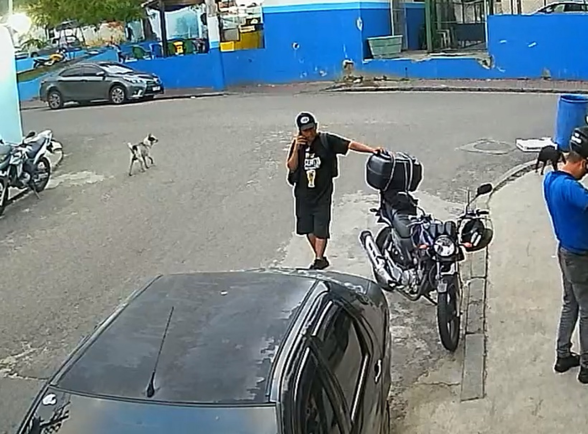 Câmera de monitoramento do mercadinho registrou Márcio ao telefone - Reprodução