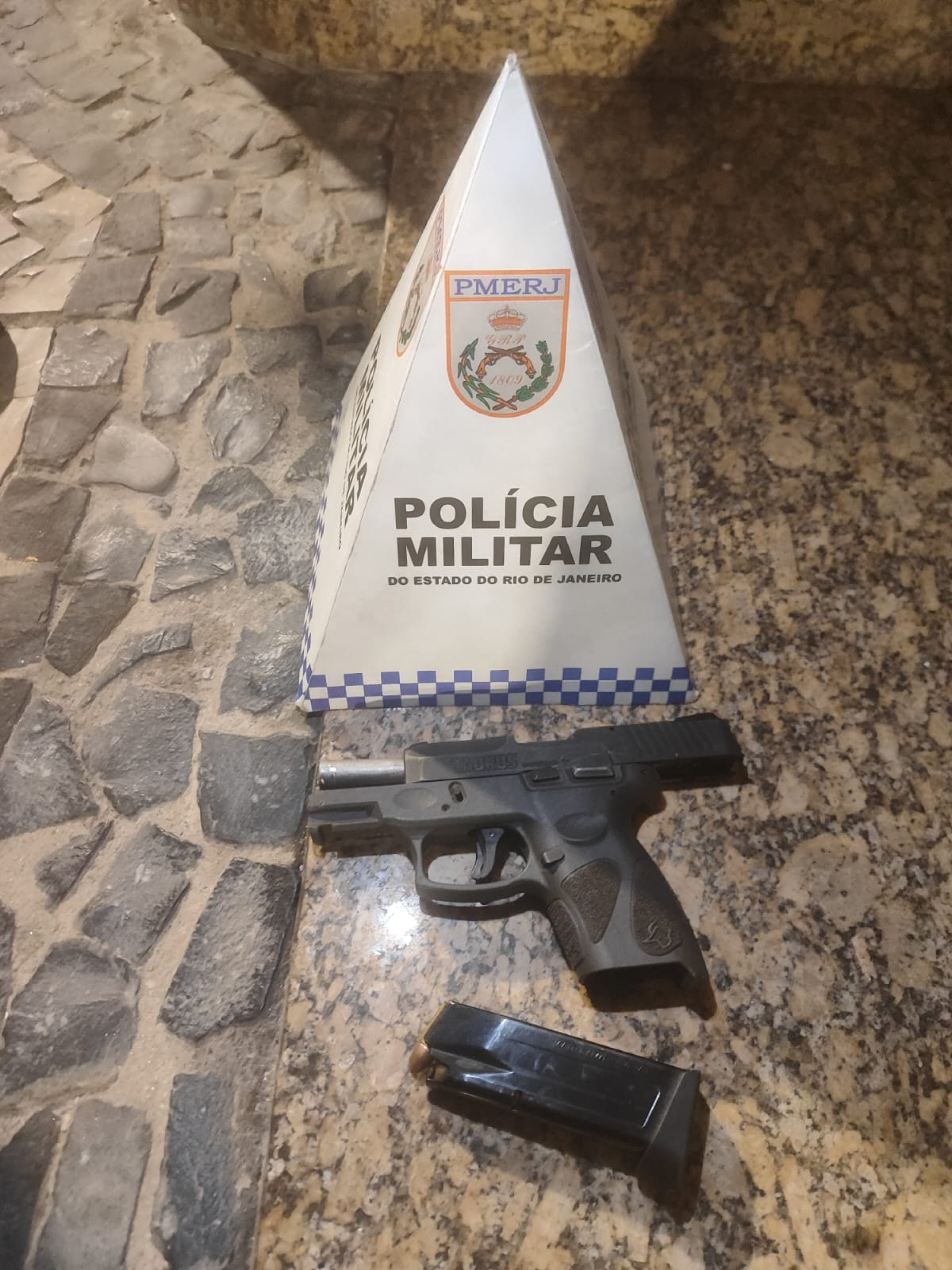 PMs apreenderam arma e munições com os criminosos