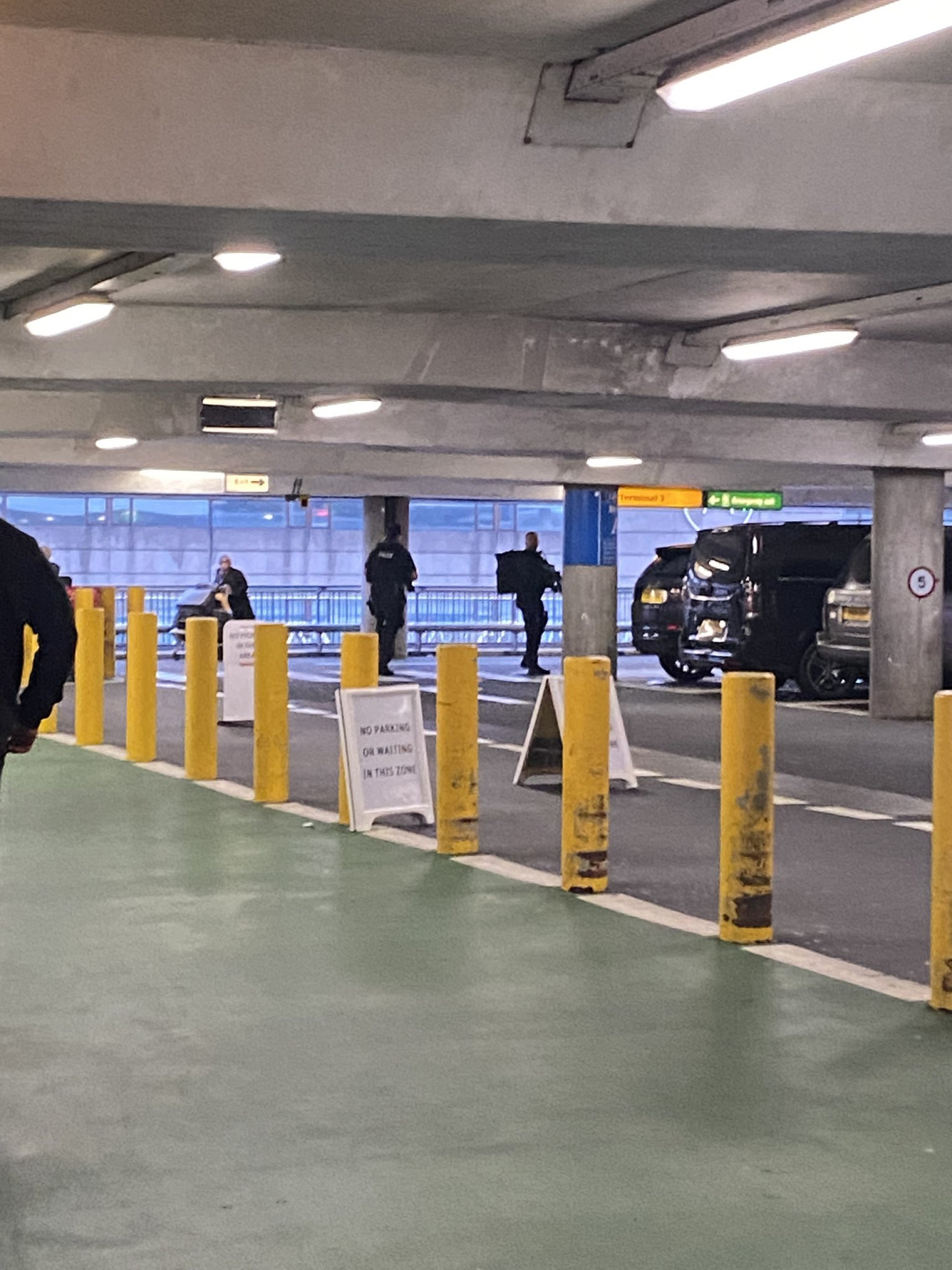 Passageiros do Aeroporto Internacional de Heathrow, em Londres, foram atacados com spray de pimenta - Reprodução / Redes Sociais