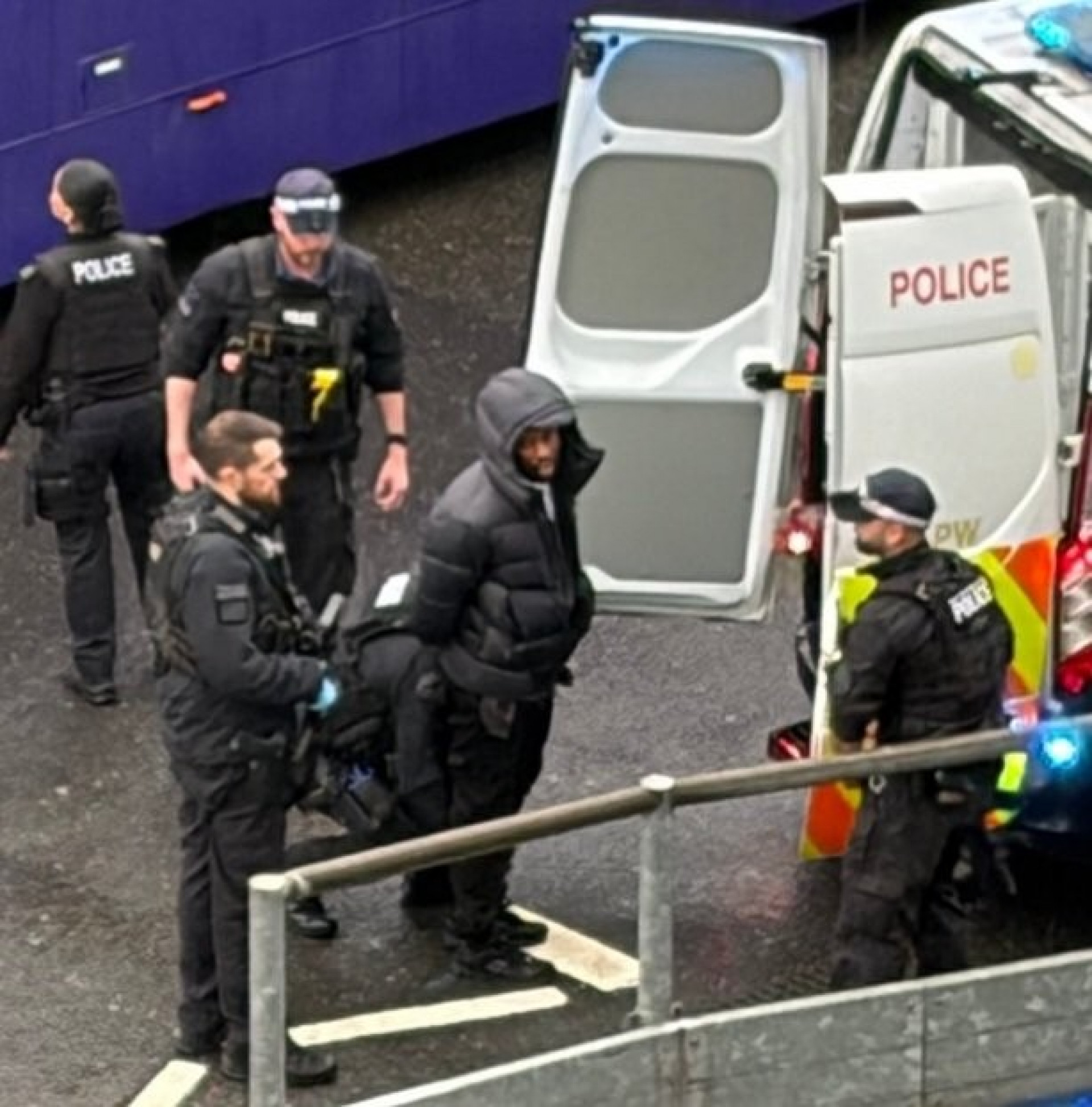 Passageiros do Aeroporto Internacional de Heathrow, em Londres, foram atacados com spray de pimenta - Reprodução / Redes Sociais