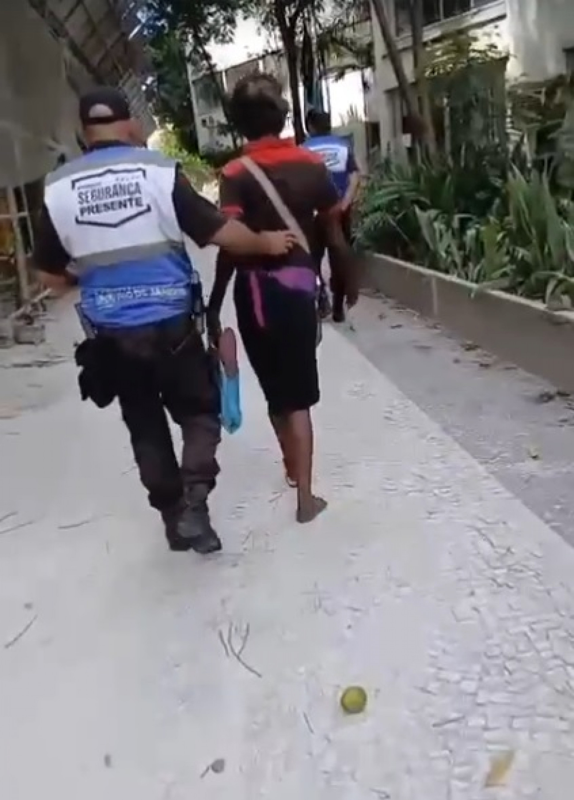 Mulher foi presa após esfaquear e matar outra no Centro de Niterói, neste domingo (7) - Divulgação/Segurança Presente