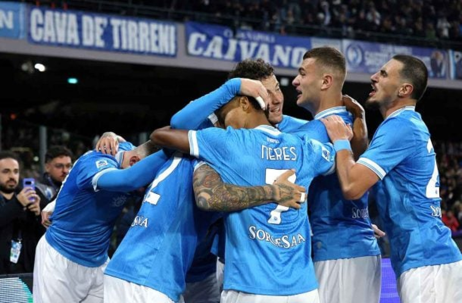 Hojlund marca duas vezes, Napoli supera Juventus e reassume liderança da Sperie A