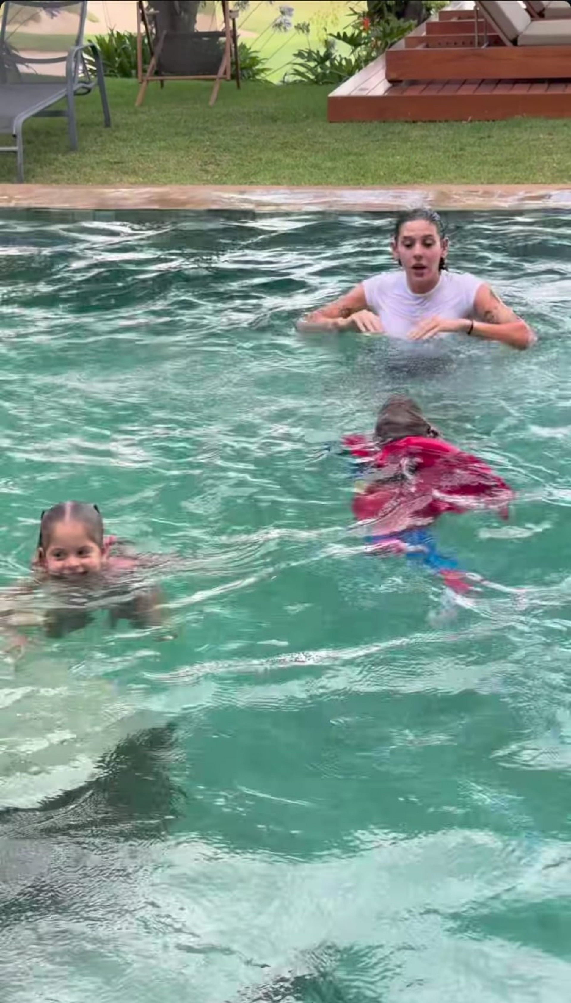 Ana Castela brincando com com Maria Flor e Maria Alice - Reprodução / Instagram