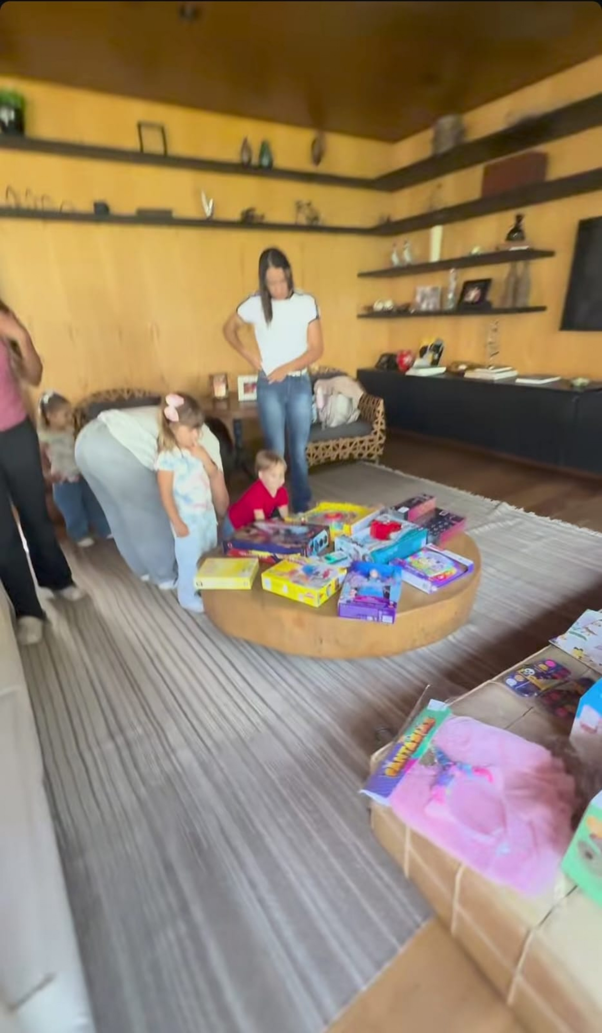 Ana Castela deu brinquedos de presente para os filhos de Zé Felipe - Reprodução / Instagram