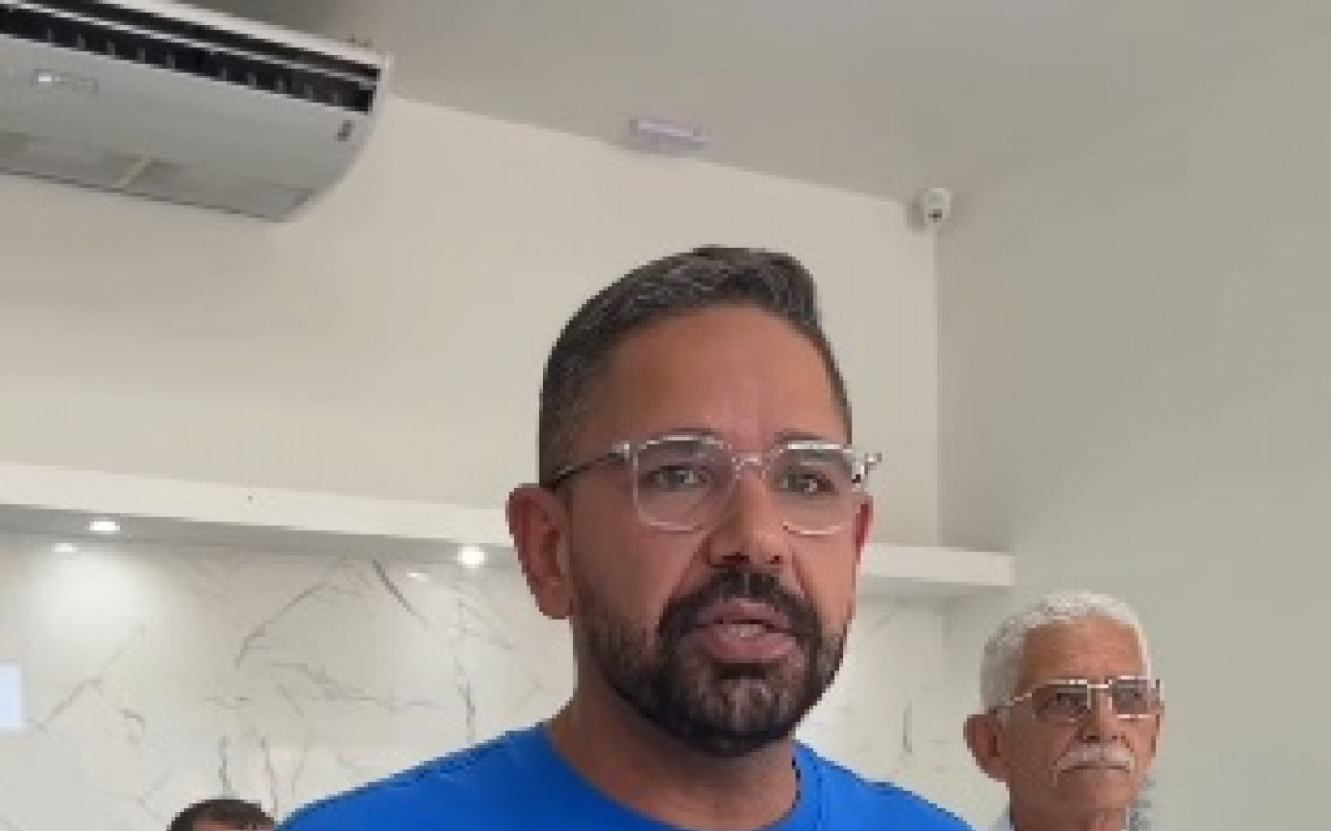 Carro do vereador Nelsinho Ruas, filho do prefeito Capit&atilde;o Nelson, foi alvo de cerca de 15 tiros