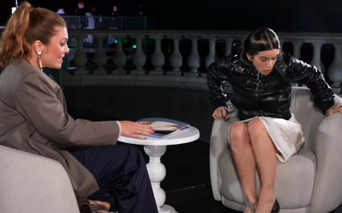 Rosalía se assusta com barata voadora durante entrevista ao 'Fantástico'
