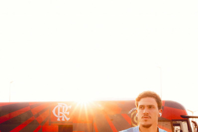 Pedro vai a campo em treino do Flamengo, mas segue em tratamento de lesão