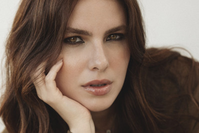 Thaís Melchior celebra 18 anos de carreira e papel duplo na Record