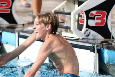 Atleta de Campos é bicampeão estadual de natação na prova dos 50m costas