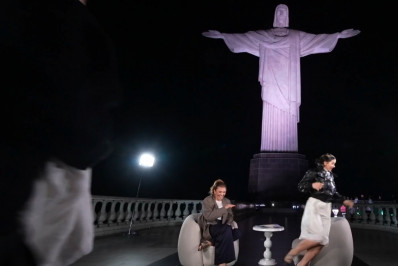 Vídeo! Rosália se espanta com barata voadora e sai correndo