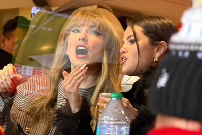 Taylor Swift e Selena Gomez assistem a jogo de futebol americano juntas em estádio 