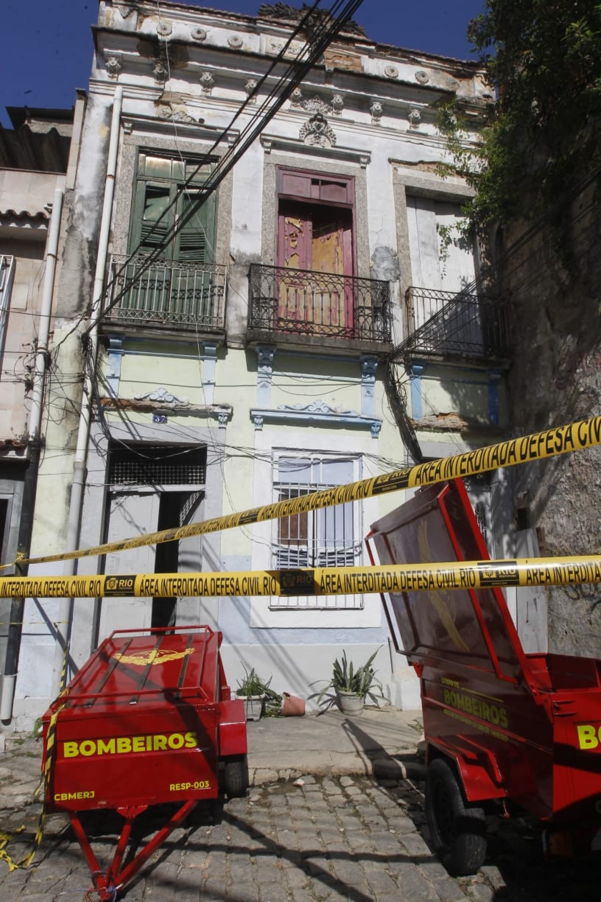 Bombeiros retiraram um jovem dos escombros após desabamento de estrutura no Catete - Reginaldo Pimenta / Agência O Dia