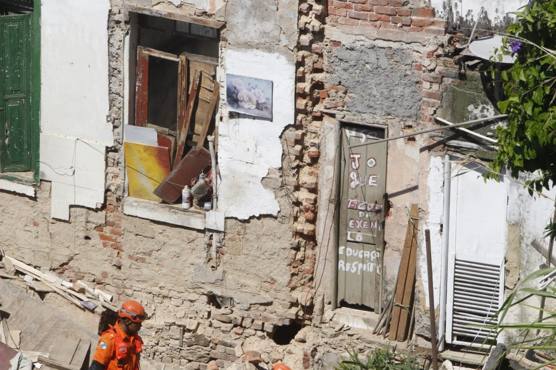 Parte interna de um sobrado no Catete desabou nesta segunda-feira (8) - Reginaldo Pimenta / Agência O Dia