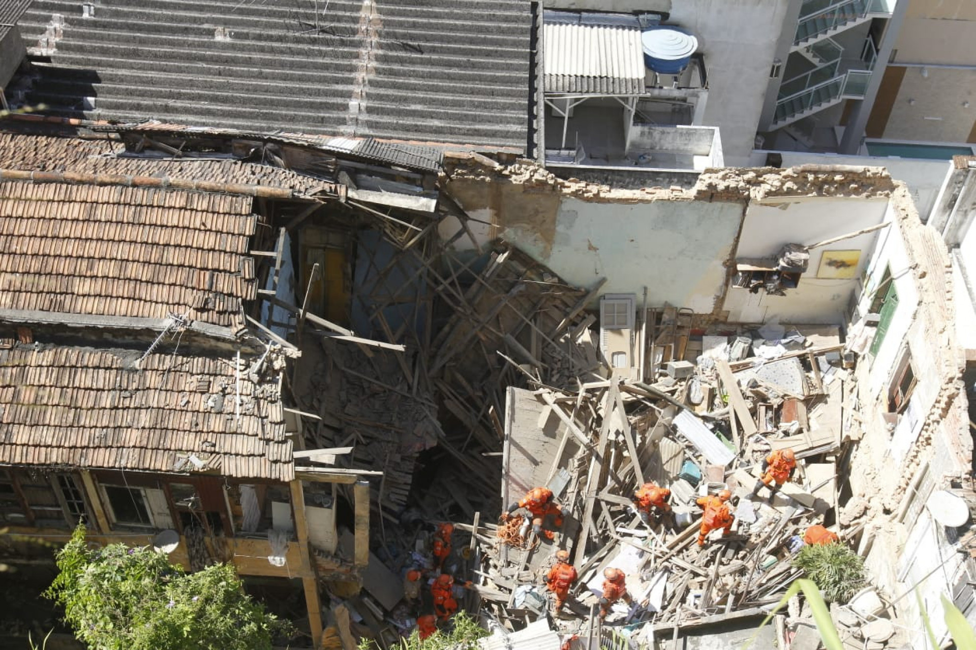 Bombeiros retiraram um jovem dos escombros após desabamento de estrutura no Catete - Reginaldo Pimenta / Agência O Dia