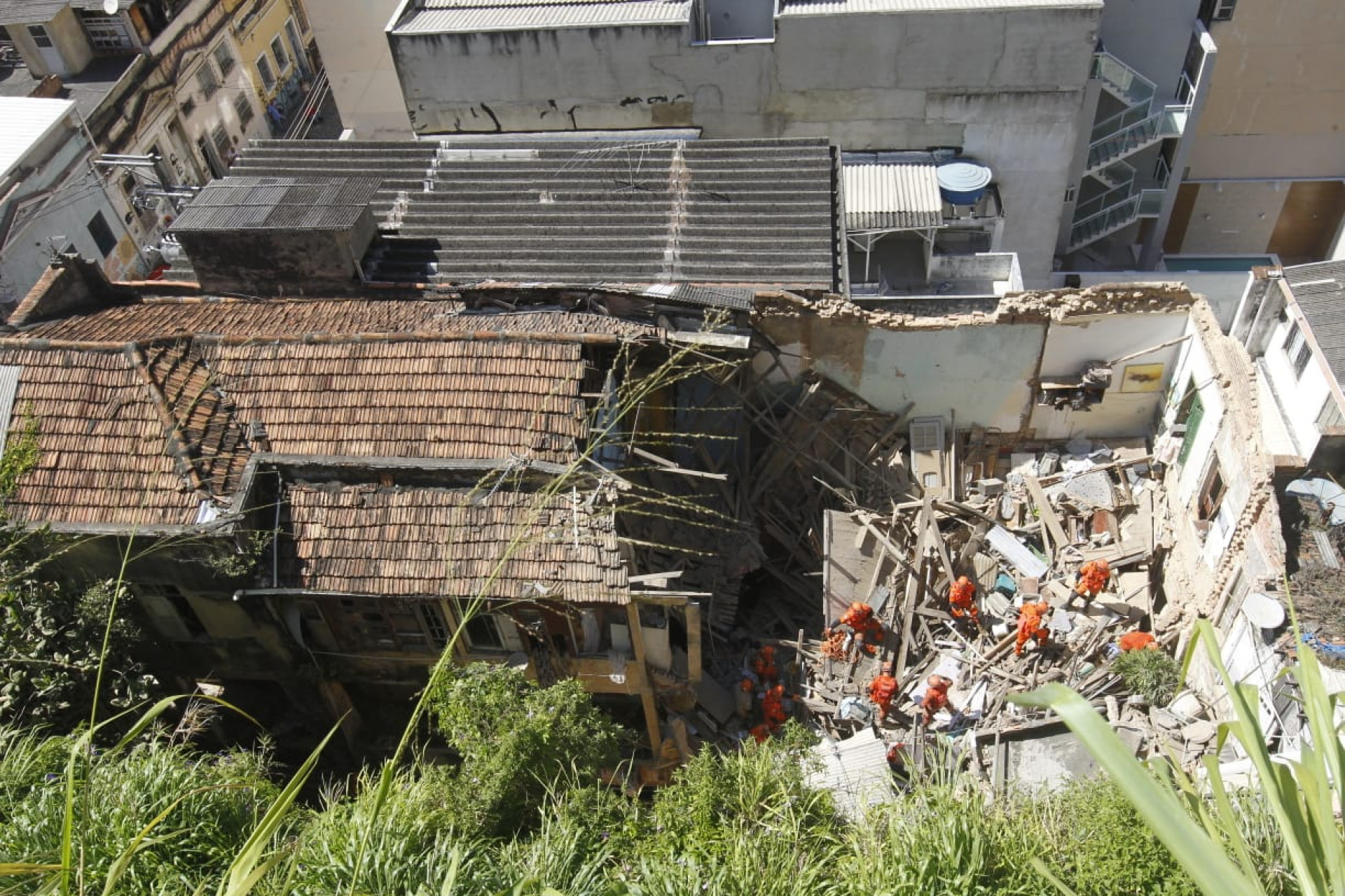 Bombeiros retiraram um jovem dos escombros após desabamento de estrutura no Catete - Reginaldo Pimenta / Agência O Dia