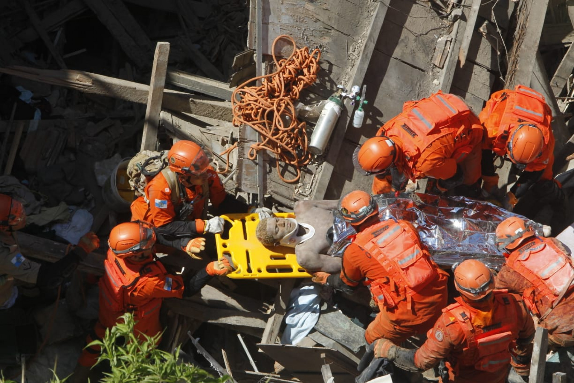 Bombeiros retiraram um jovem dos escombros após desabamento de estrutura no Catete - Reginaldo Pimenta / Agência O Dia