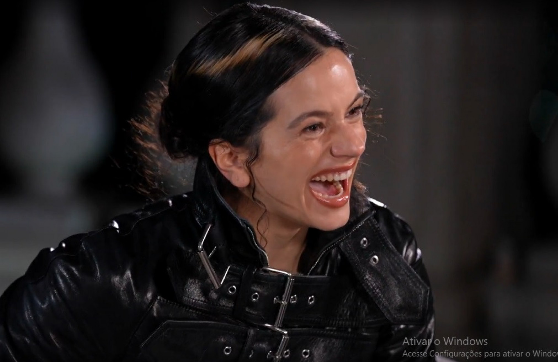 Rosalía se assusta com barata voadora durante entrevista ao 'Fantástico' - Reprodução de vídeo