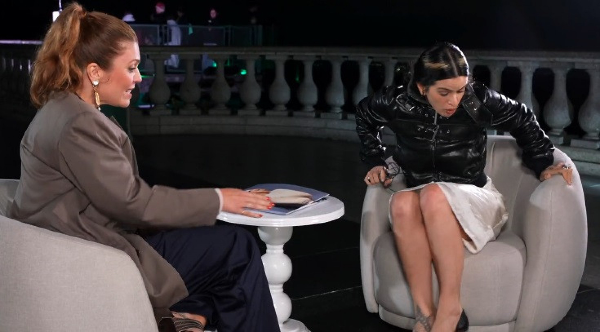 Rosalía se assusta com barata voadora durante entrevista ao 'Fantástico' - Reprodução de vídeo