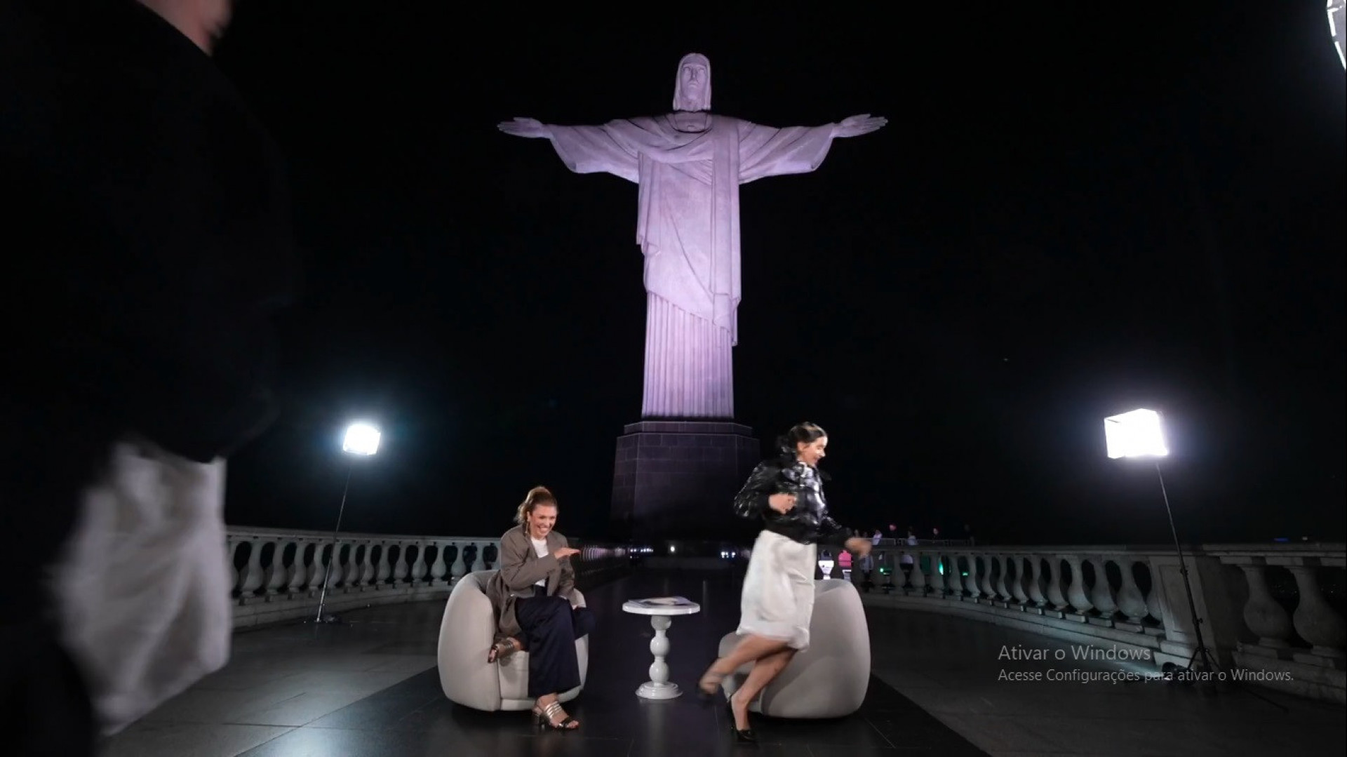 Rosalía se assusta com barata voadora durante entrevista ao 'Fantástico' - Reprodução de vídeo