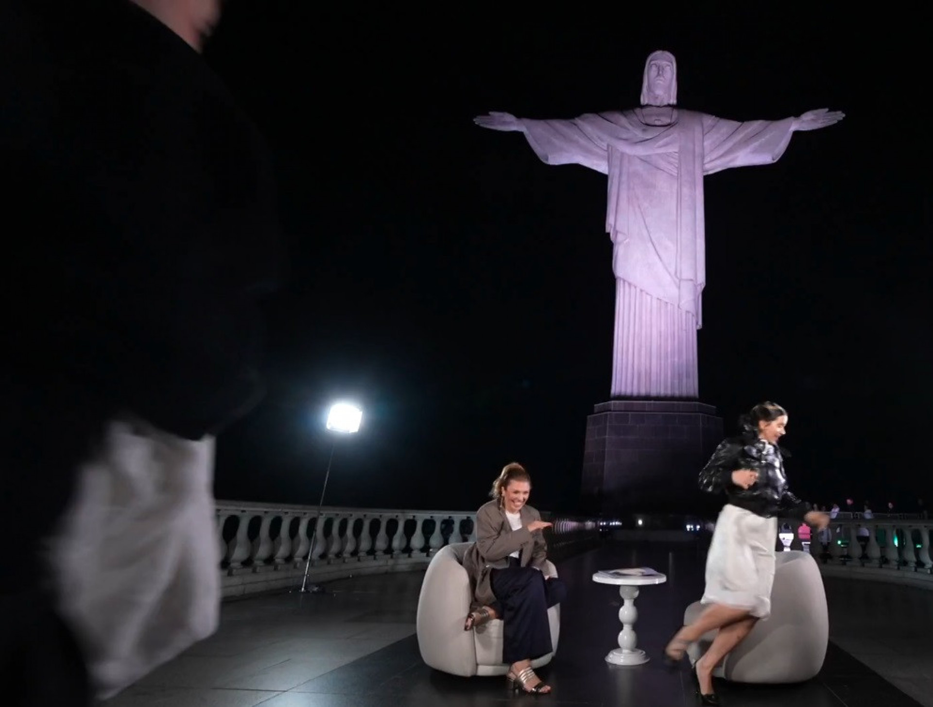 Rosalía se assusta com barata voadora durante entrevista ao 'Fantástico' - Reprodução de vídeo / TV Globo