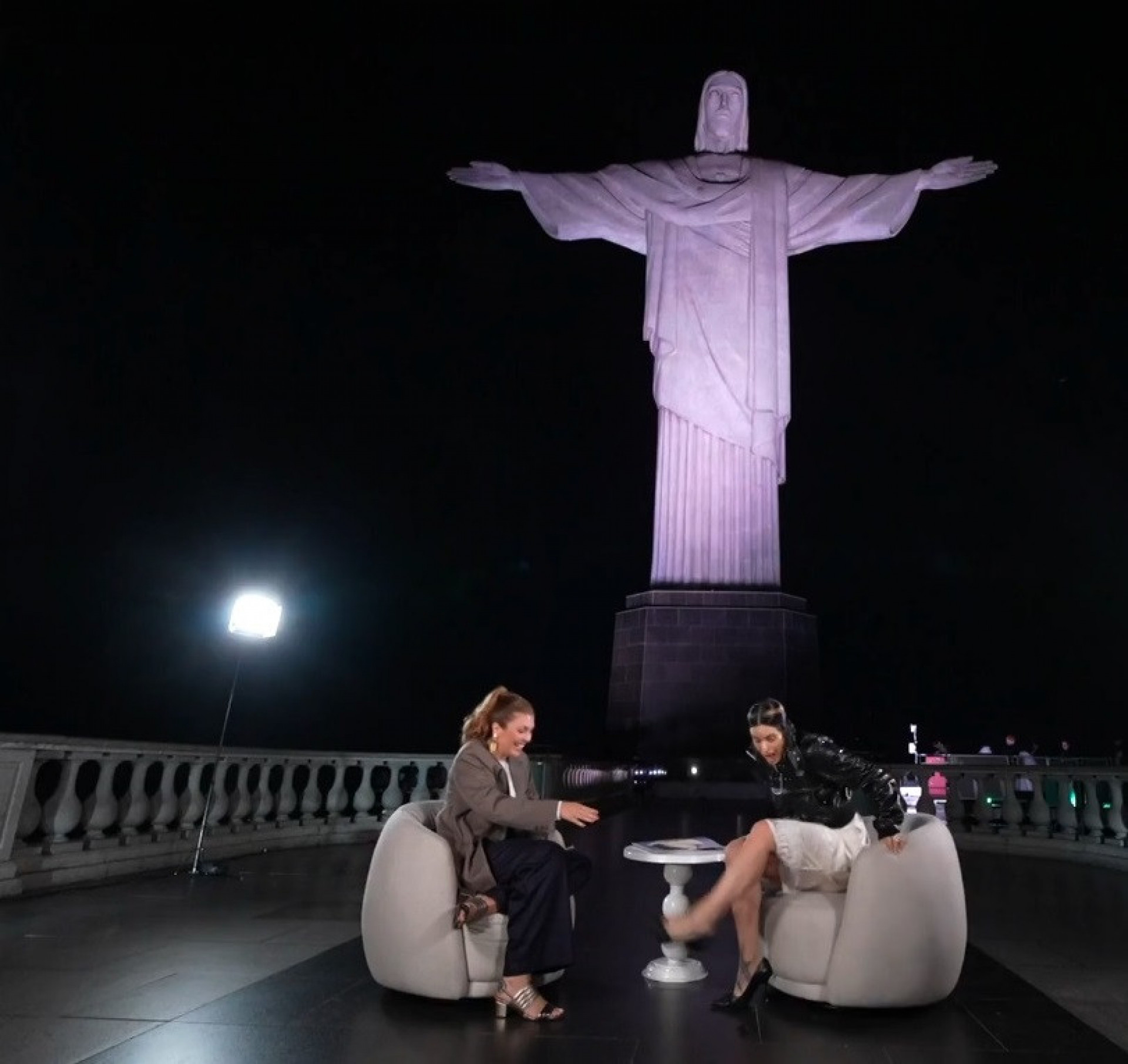 Rosalía se assusta com barata voadora durante entrevista ao 'Fantástico' - Reprodução de vídeo / TV Globo